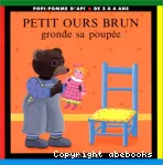 Petit Ours Brun joue avec sa poupée vignette